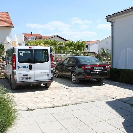 Apartman Family Friendly With A Swimming Pool - 6261 Vodice