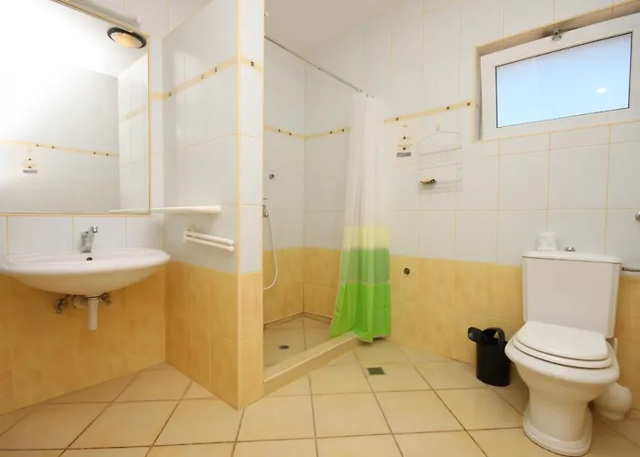 Family Friendly With A Swimming Pool - 6261